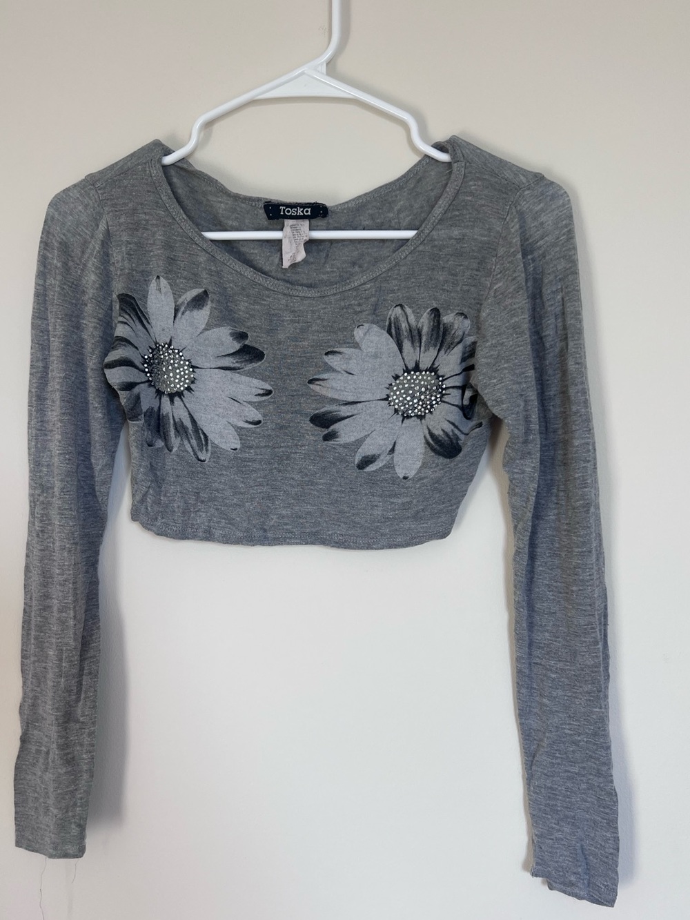 Gray Floral Cropped Long-Sleeve Top 🩶🌼